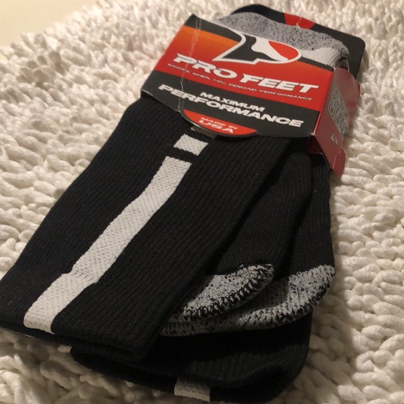🚨B2G1 New PRO FEET Black White Performance Socks - Picture 1 of 4